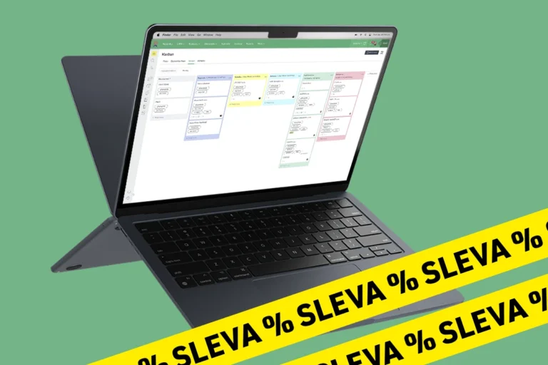 Notebook s otevřeným systémem Caflou zobrazujícím Kanban board pro řízení úkolů, přes obrazovku je žlutý proužek s nápisem „SLEVA %“.