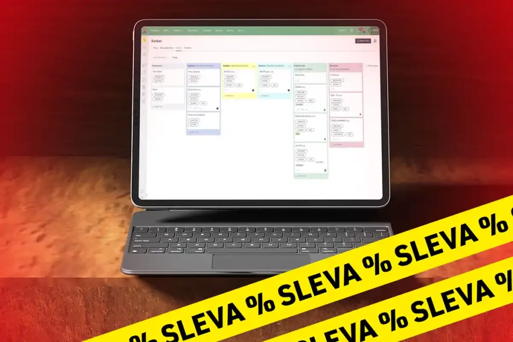 CRM systém Caflou na notebooku s kanban nástěnkou a akční slevou