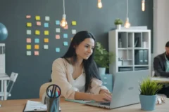 Obrázek zobrazuje tým pracující na zlepšení retence zákazníků