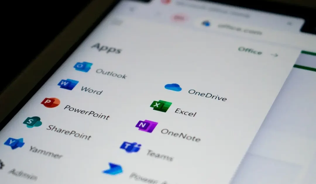 Porovnání Caflou vs HubSpot pro efektivní řízení CRM