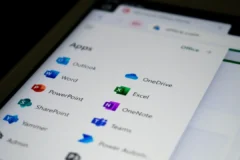 Porovnání Caflou vs HubSpot pro efektivní řízení CRM