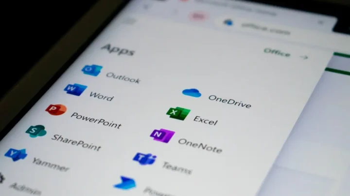 Porovnání Caflou vs HubSpot pro efektivní řízení CRM