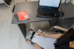 Projektový manažer pracující na řízení projektů