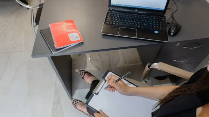 Projektový manažer pracující na řízení projektů